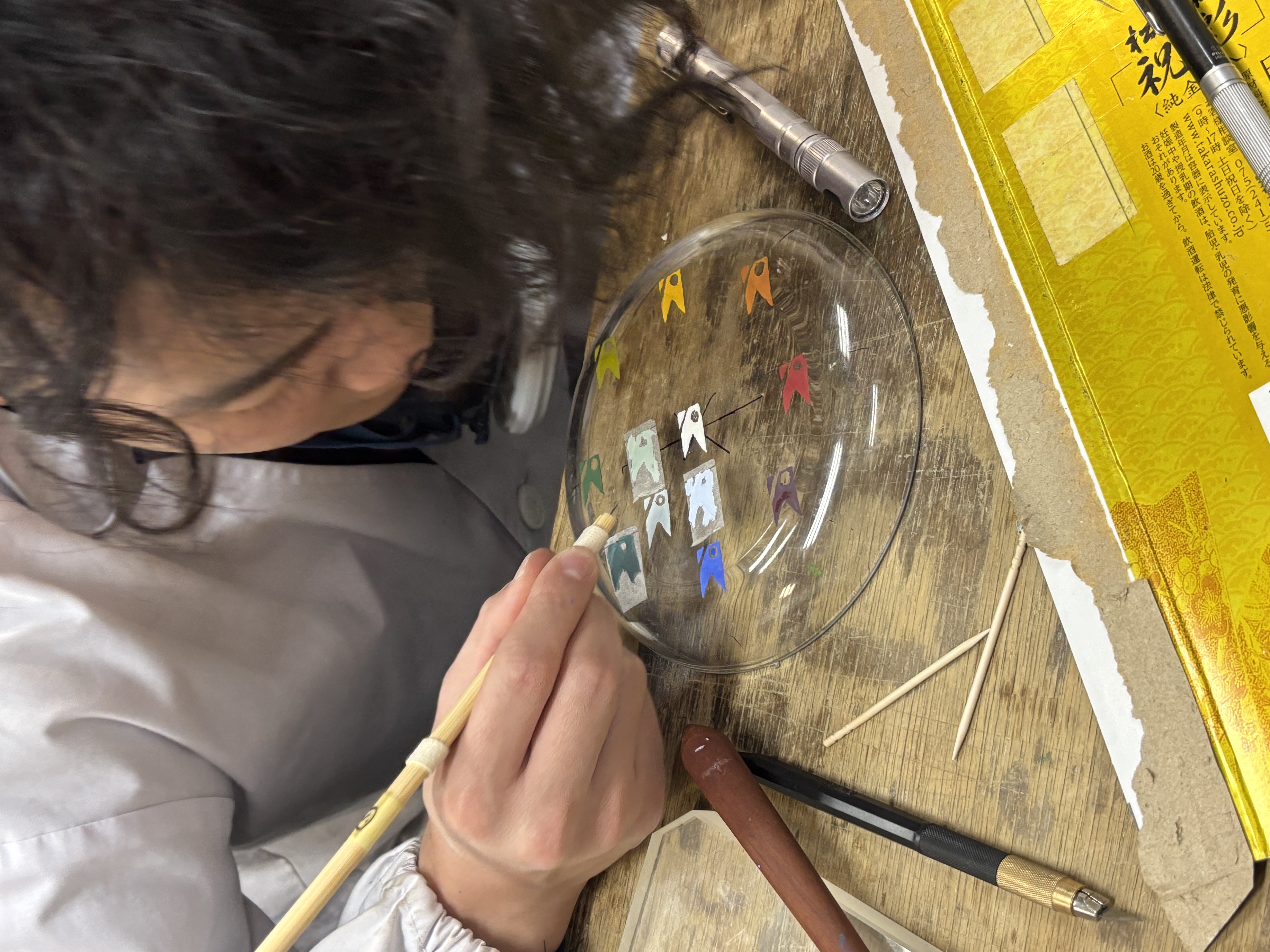 ガラスに絵を描く技法「エナメル絵付け」 | 東京ガラス工芸研究所