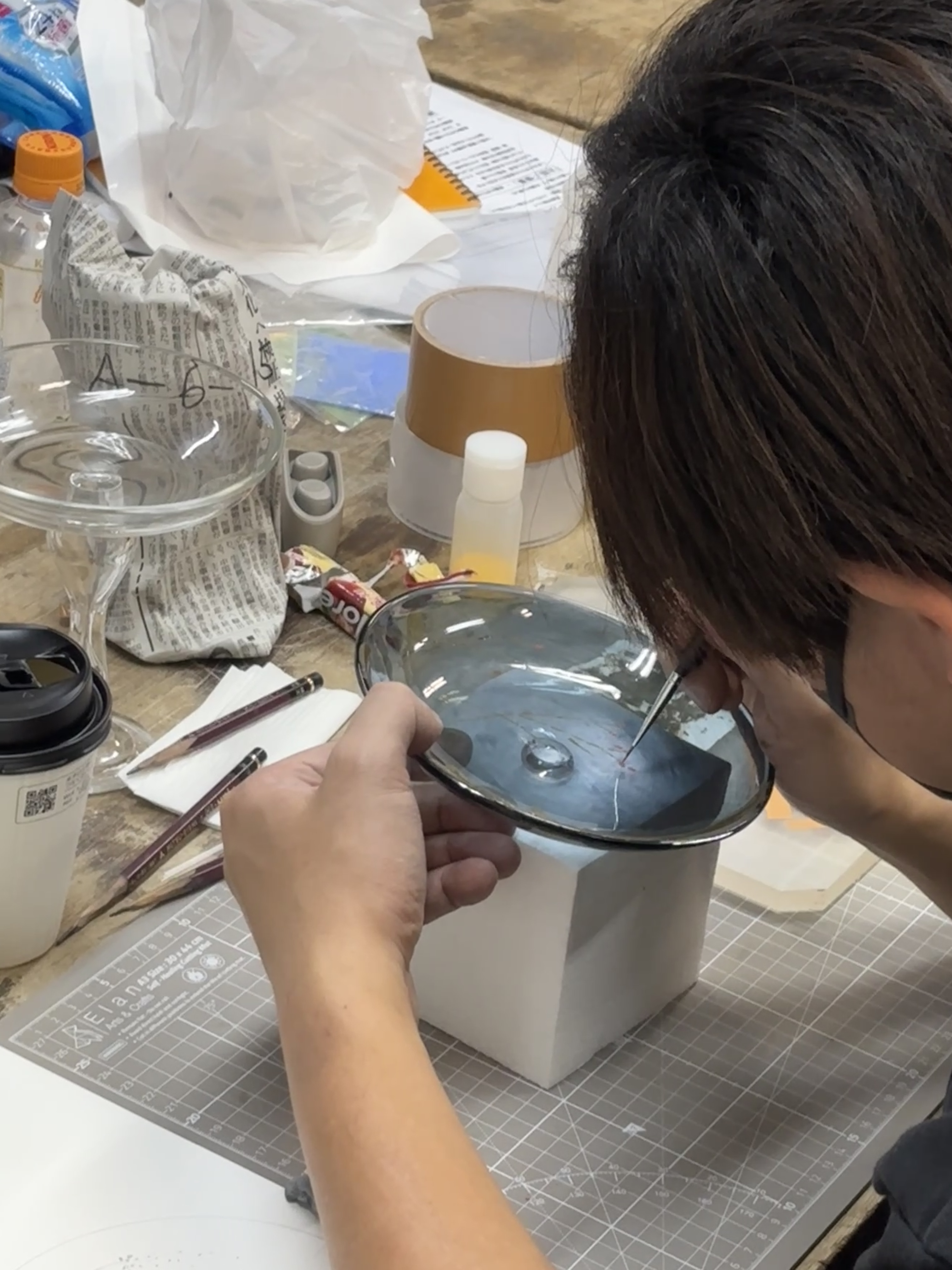 ガラスに絵を描く技法「エナメル絵付け」 | 東京ガラス工芸研究所