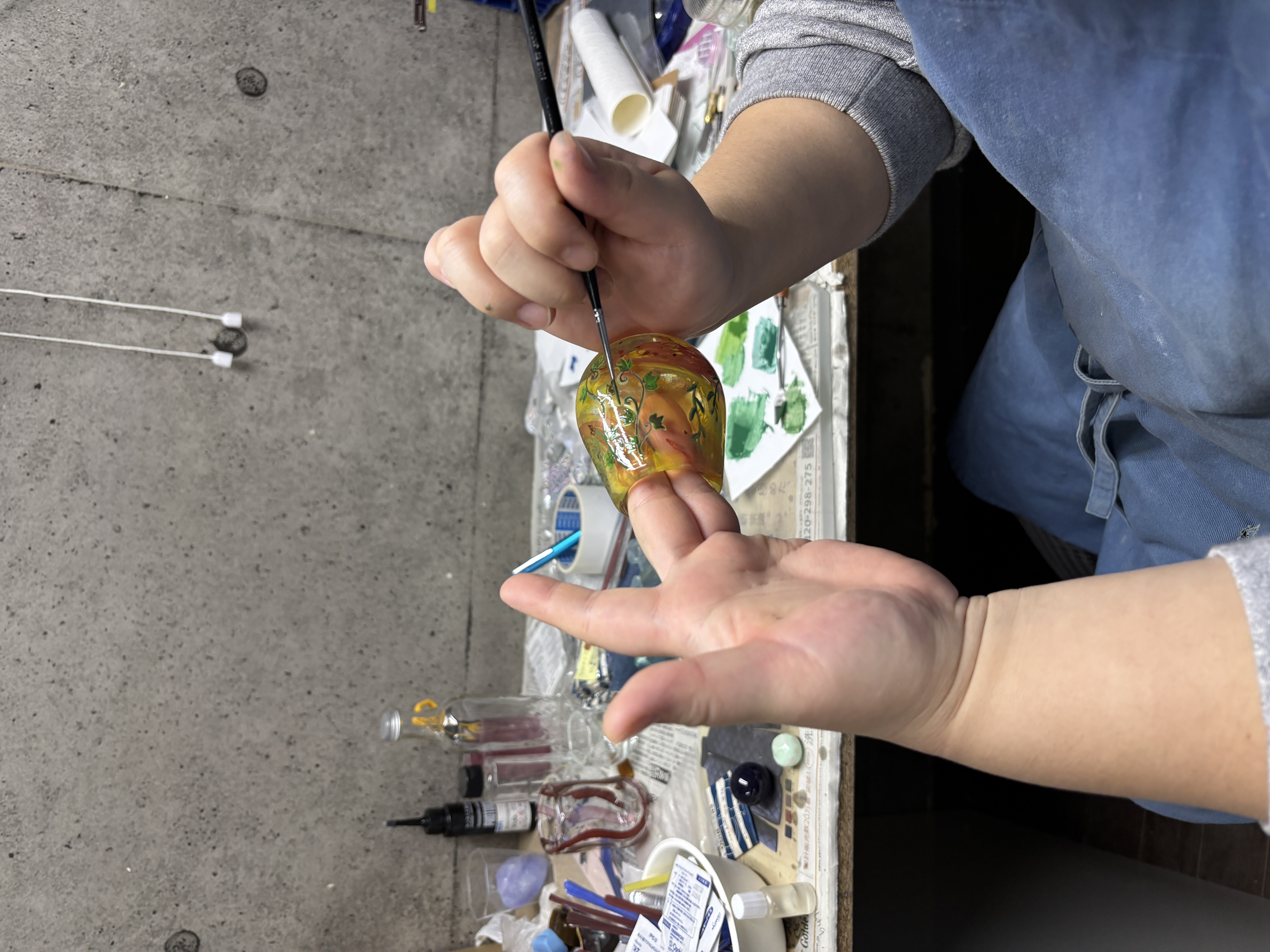 ガラスに絵を描く技法「エナメル絵付け」 | 東京ガラス工芸研究所